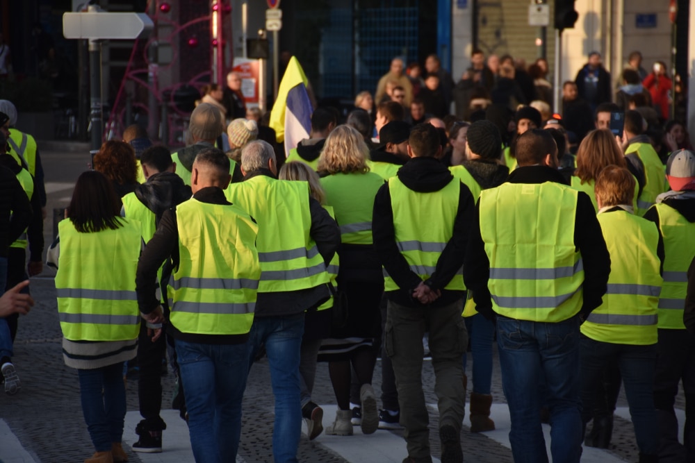 Gilets jaunes frappés dans un Burger King : du sursis… et c’est tout !