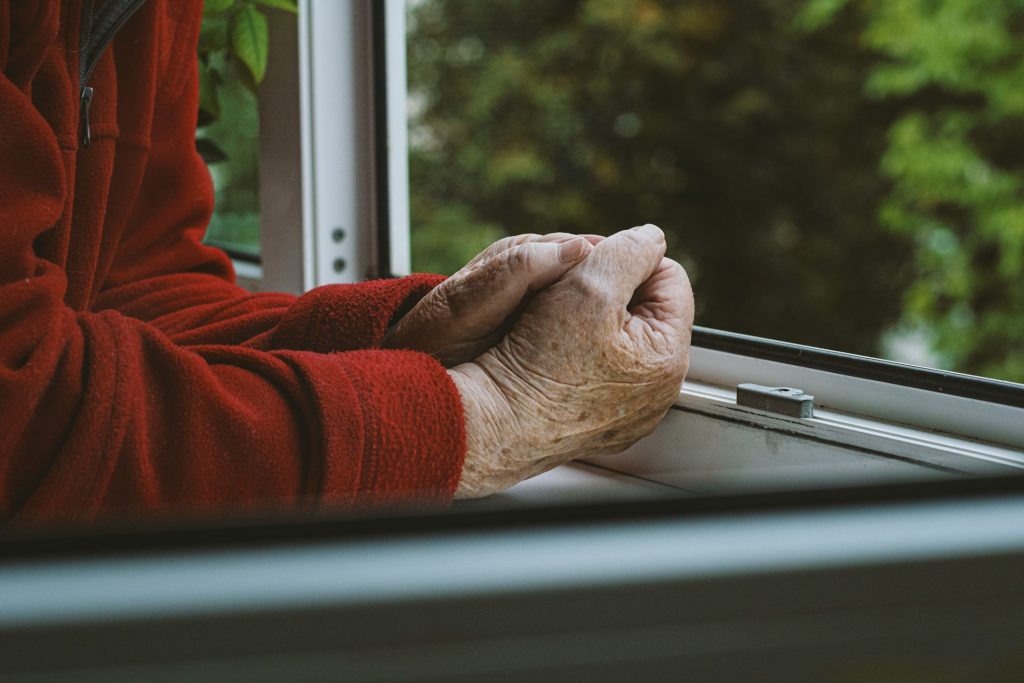 La solitude abîme la mémoire et n’attend pas les années pour frapper