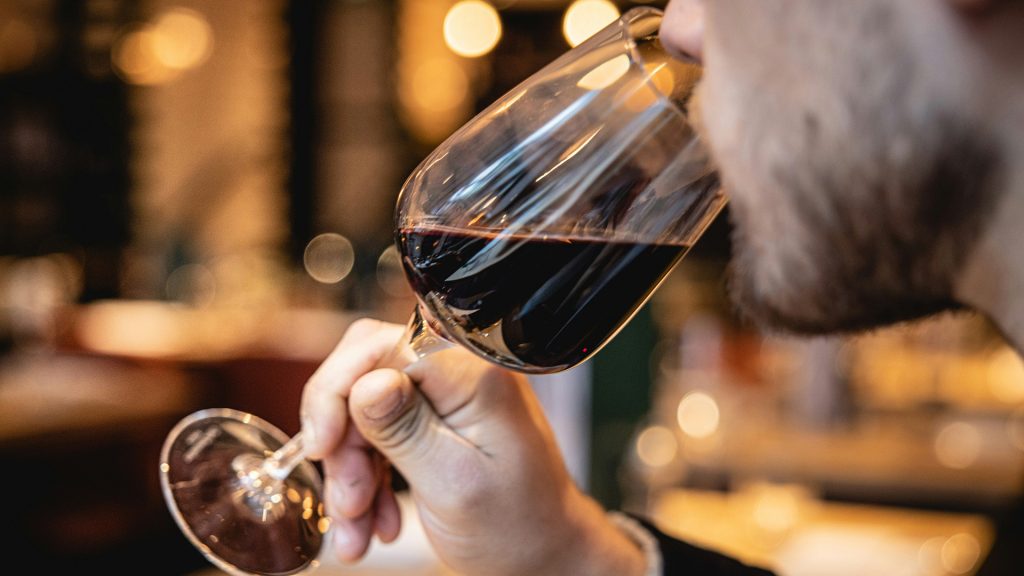 Alerte “rouge”, la consommation mondiale de vin s’effondre. Le vignoble français en désarroi