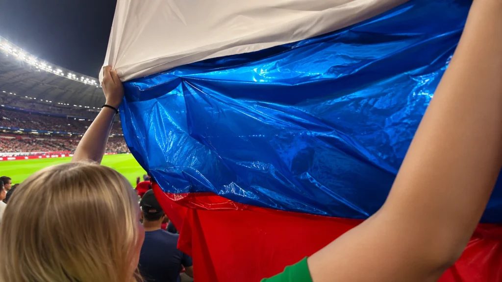 L’épouse du gardien Matvey Safonov crée un drapeau russe artisanal lors de la finale de la Ligue des Champions