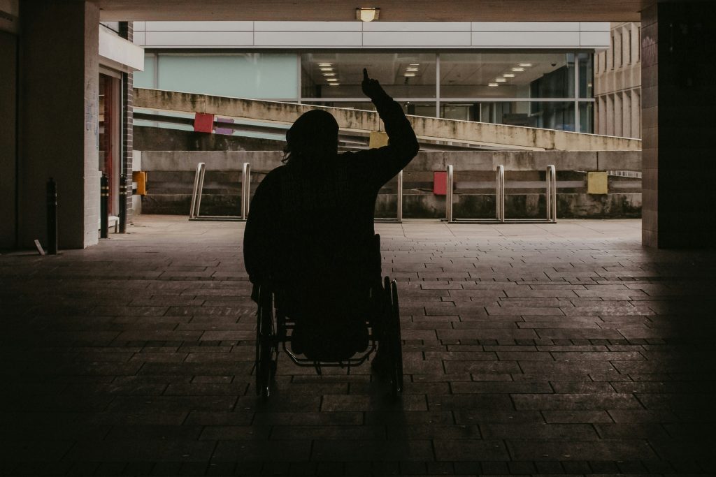 La police belge a verbalisé un homme en fauteuil qui avait un téléphone à la main