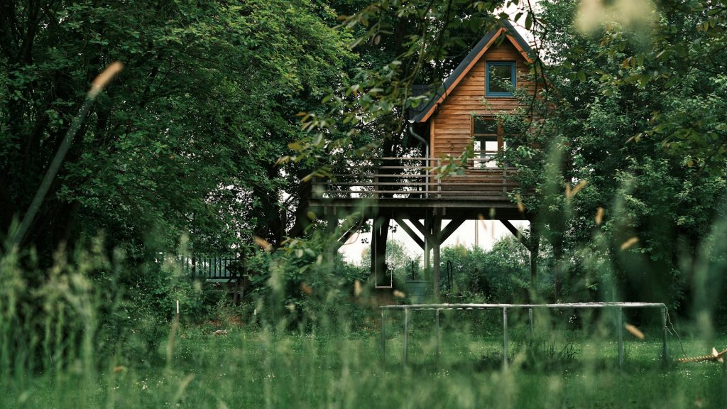 Sans climatisation, cette maison en terre et en bois tient à 22 °C